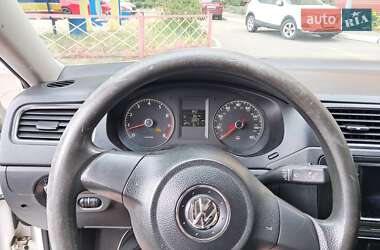 Седан Volkswagen Jetta 2010 в  фото 11 Седан Volkswagen Jetta 2010 в