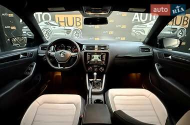 Седан Volkswagen Jetta 2015 в 