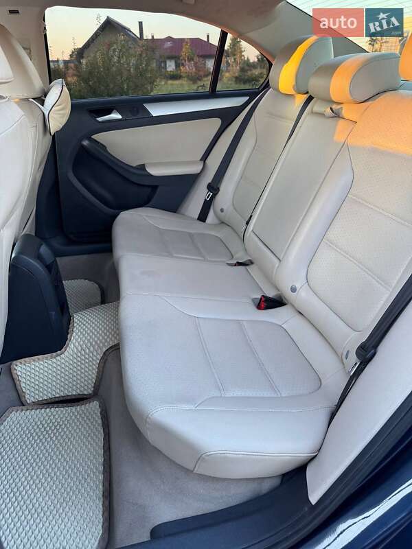 Седан Volkswagen Jetta 2014 в Коростене