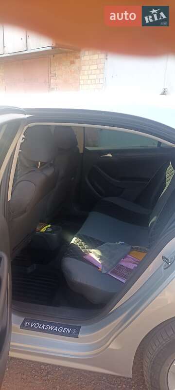 Седан Volkswagen Jetta 2011 в Ромнах