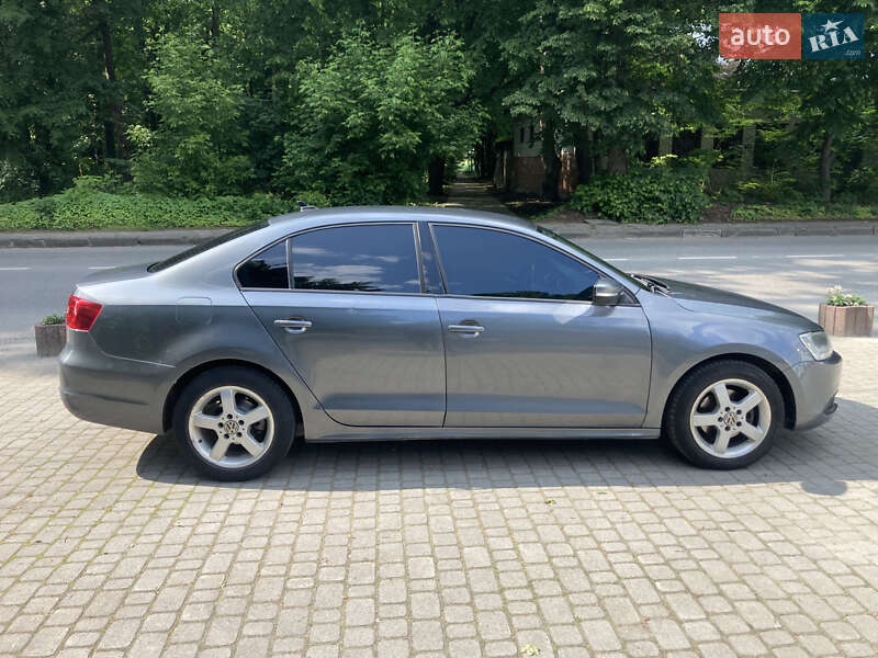Седан Volkswagen Jetta 2013 в Львове