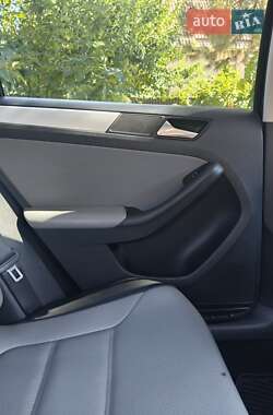 Седан Volkswagen Jetta 2013 в 