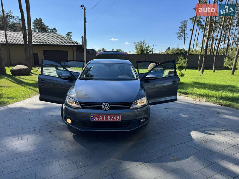 Седан Volkswagen Jetta 2011 в Житомире