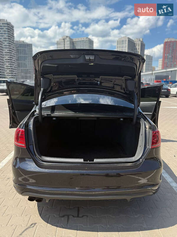 Седан Volkswagen Jetta 2013 в Києві