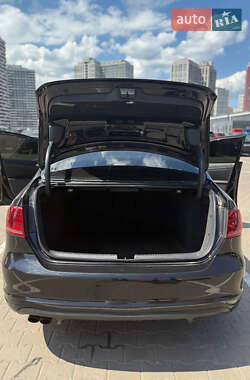 Седан Volkswagen Jetta 2013 в 