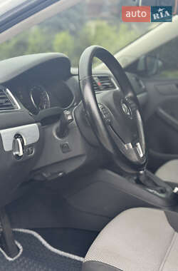 Седан Volkswagen Jetta 2013 в 