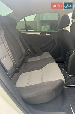 Седан Volkswagen Jetta 2013 в 