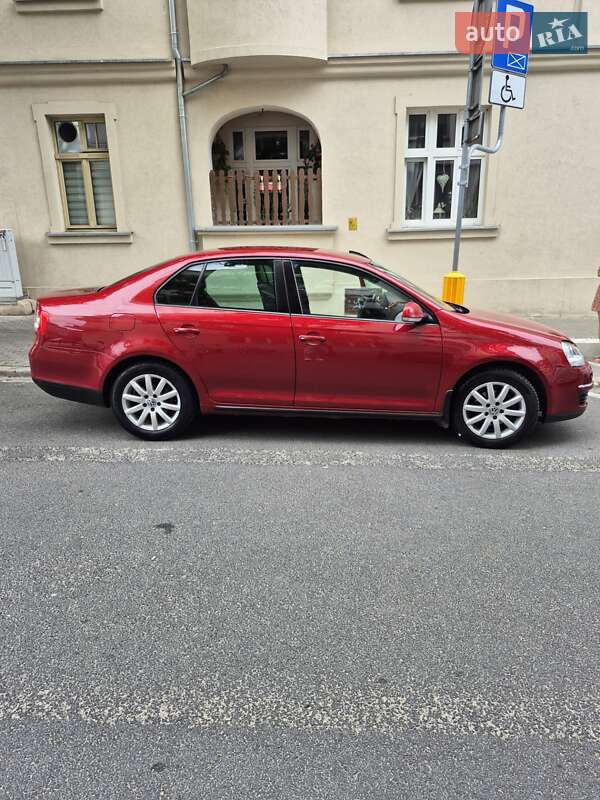 Седан Volkswagen Jetta 2010 в Житомире