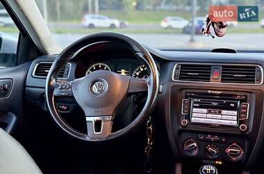 Седан Volkswagen Jetta 2011 в 