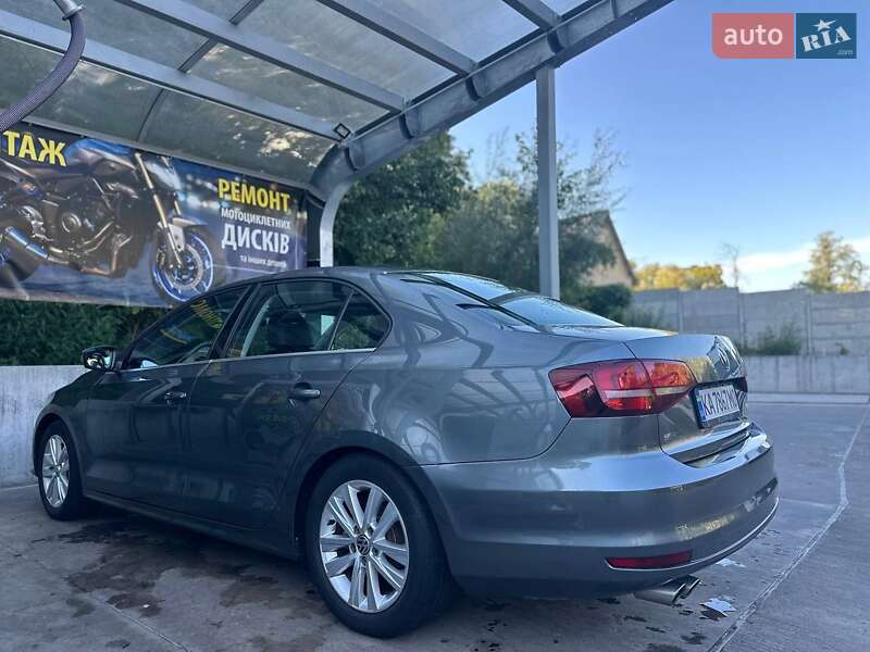 Седан Volkswagen Jetta 2016 в Киеве
