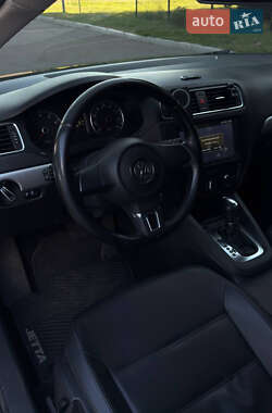 Седан Volkswagen Jetta 2012 в 