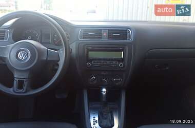 Седан Volkswagen Jetta 2011 в 