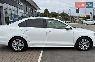Седан Volkswagen Jetta 2016 в 
