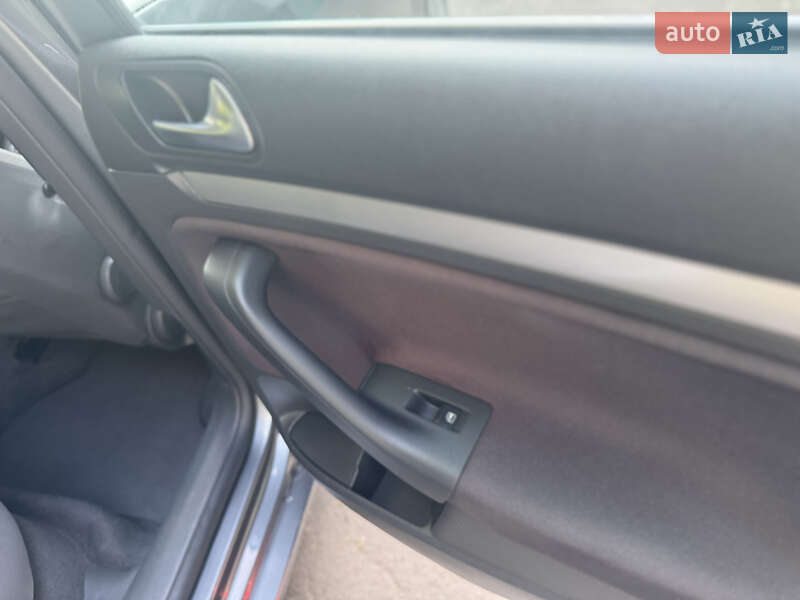 Седан Volkswagen Jetta 2007 в Рівному