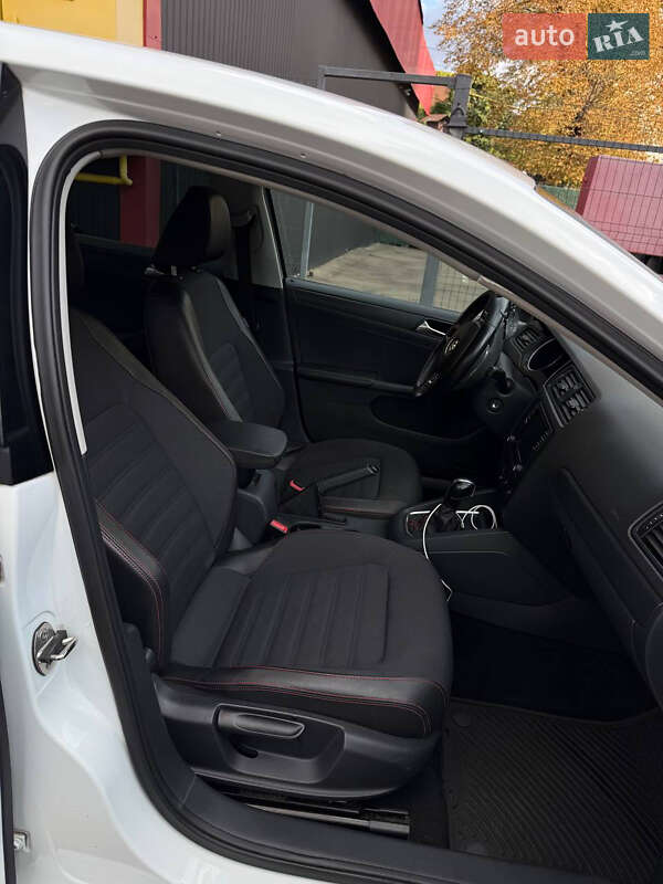 Седан Volkswagen Jetta 2015 в Киеве фото 5 Седан Volkswagen Jetta 2015 в Киеве