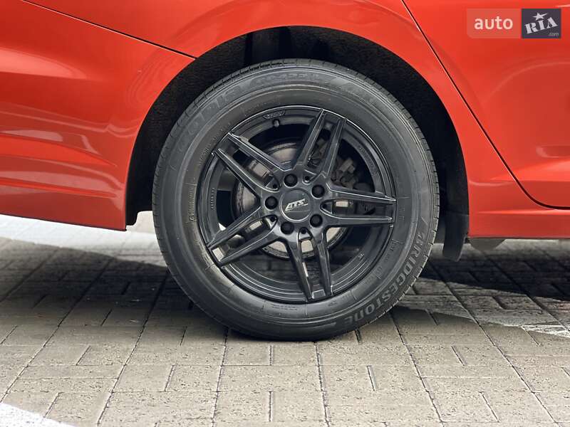 Седан Volkswagen Jetta 2019 в Киеве