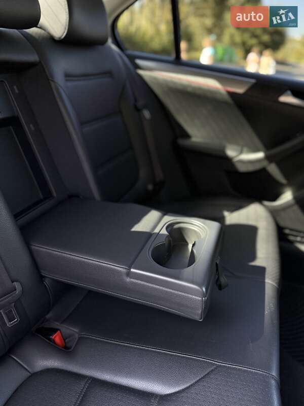 Седан Volkswagen Jetta 2014 в Києві фото 40 Седан Volkswagen Jetta 2014 в Києві