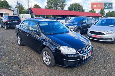 Седан Volkswagen Jetta 2010 в 