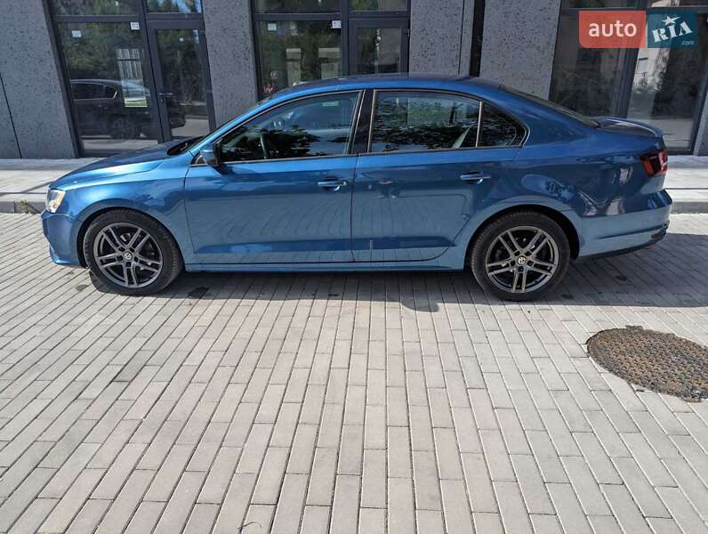 Седан Volkswagen Jetta 2015 в Ужгороді