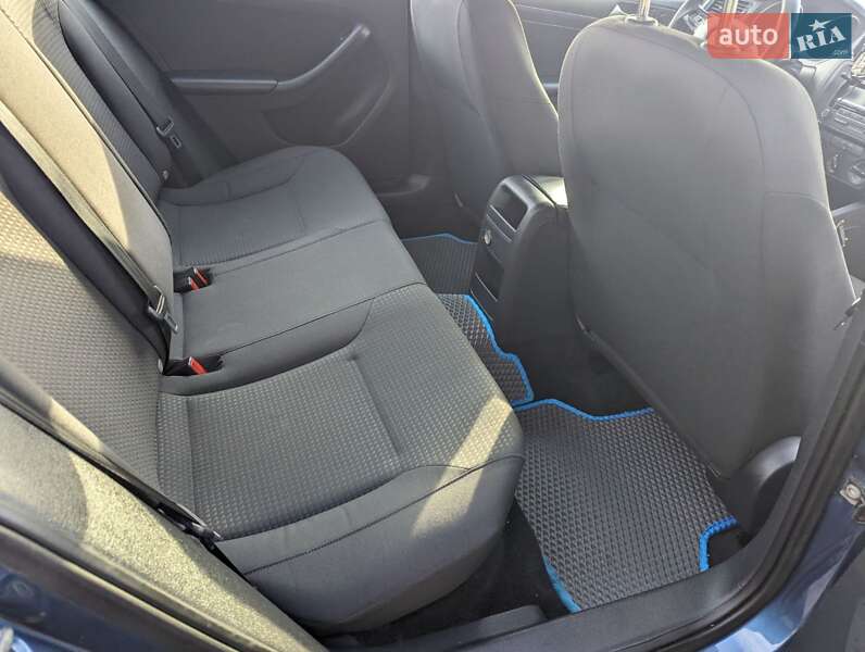 Седан Volkswagen Jetta 2015 в Ужгороді