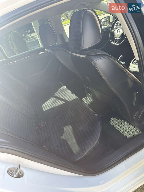 Седан Volkswagen Jetta 2016 в Тернополе