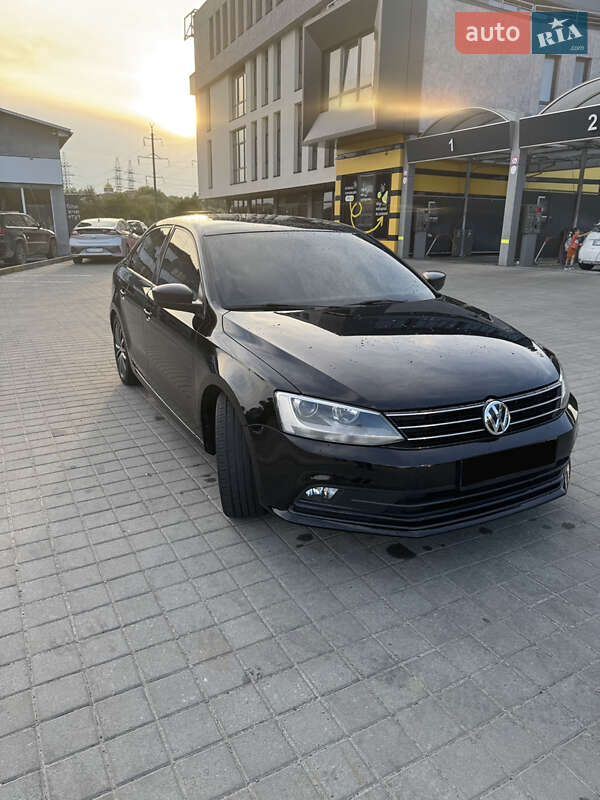 Седан Volkswagen Jetta 2016 в Львові