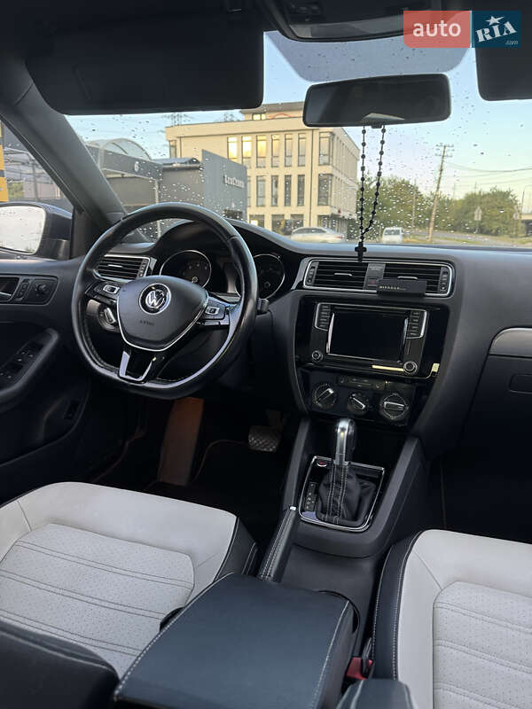Седан Volkswagen Jetta 2016 в Львові