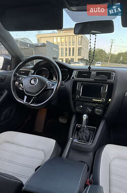 Седан Volkswagen Jetta 2016 в 