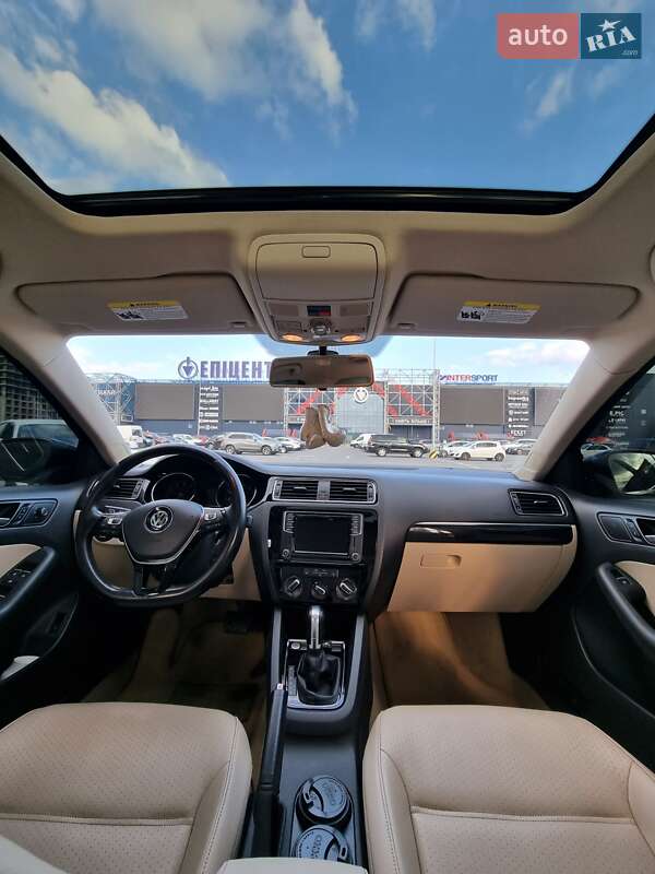 Седан Volkswagen Jetta 2015 в Києві