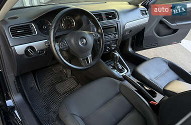 Седан Volkswagen Jetta 2012 в 