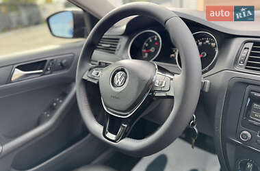 Седан Volkswagen Jetta 2015 в 