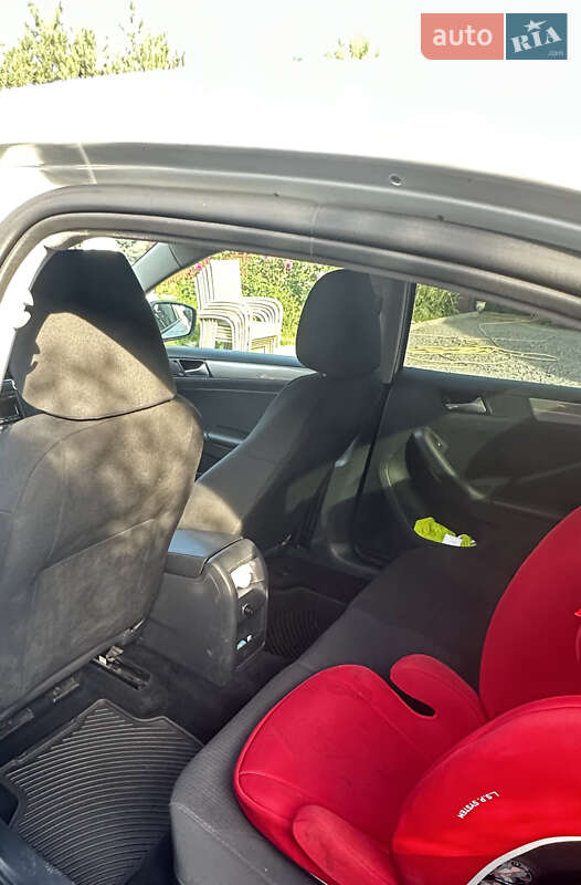 Седан Volkswagen Jetta 2014 в Львові