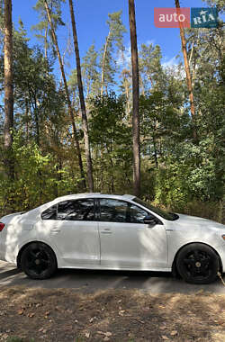 Седан Volkswagen Jetta 2011 в 