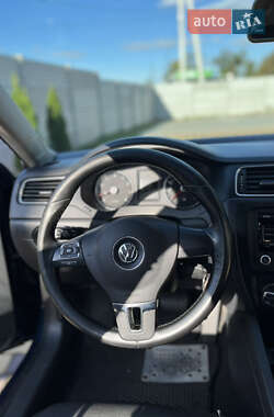 Седан Volkswagen Jetta 2012 в  фото 5 Седан Volkswagen Jetta 2012 в