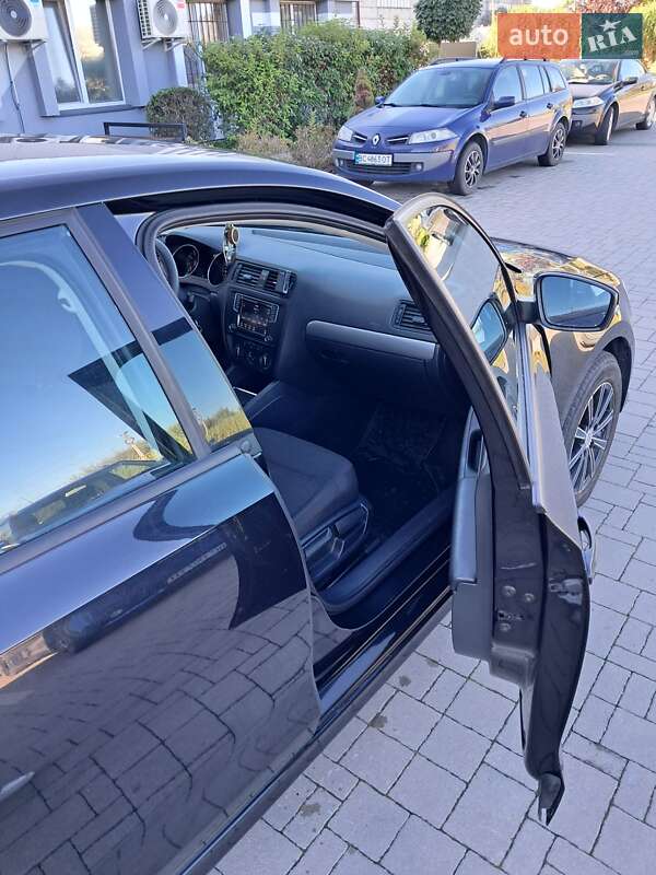 Седан Volkswagen Jetta 2015 в Мурованом фото 54 Седан Volkswagen Jetta 2015 в Мурованом