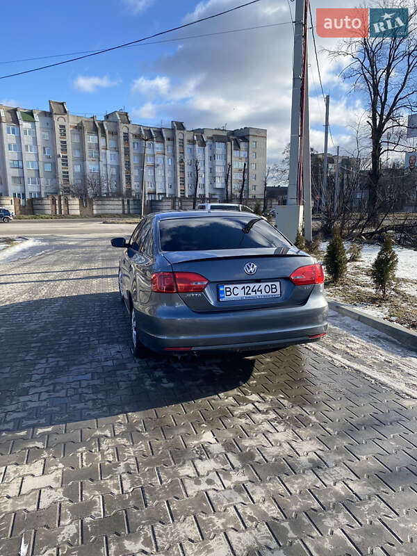 Седан Volkswagen Jetta 2014 в Львові