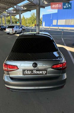 Седан Volkswagen Jetta 2015 в 