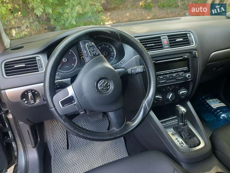 Седан Volkswagen Jetta 2013 в Черновцах