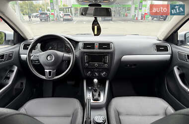 Седан Volkswagen Jetta 2011 в 