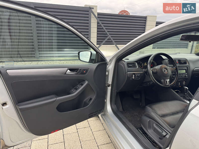 Седан Volkswagen Jetta 2012 в Чернівцях