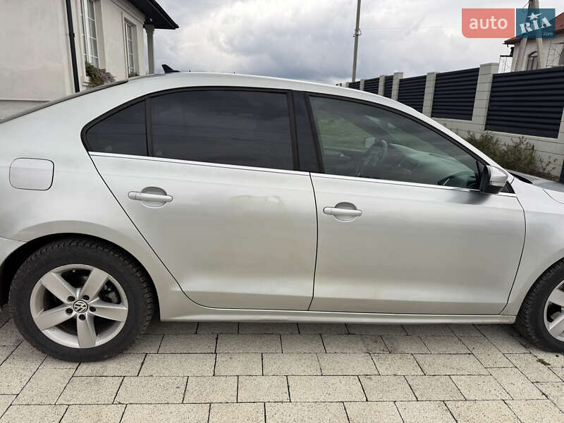 Седан Volkswagen Jetta 2012 в Чернівцях