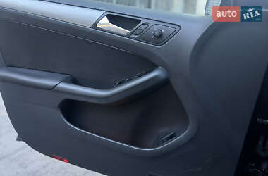 Седан Volkswagen Jetta 2015 в 