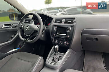 Седан Volkswagen Jetta 2016 в 