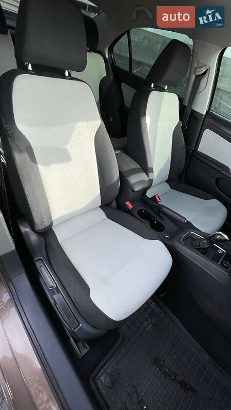 Седан Volkswagen Jetta 2014 в Львові