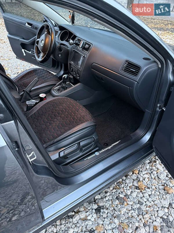 Седан Volkswagen Jetta 2016 в Печенегах