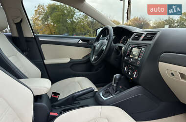 Седан Volkswagen Jetta 2013 в 