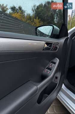 Седан Volkswagen Jetta 2015 в 