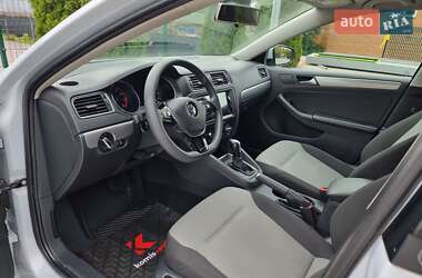 Седан Volkswagen Jetta 2017 в 