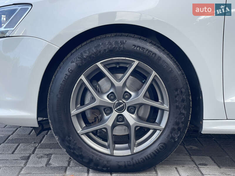 Седан Volkswagen Jetta 2016 в Днепре