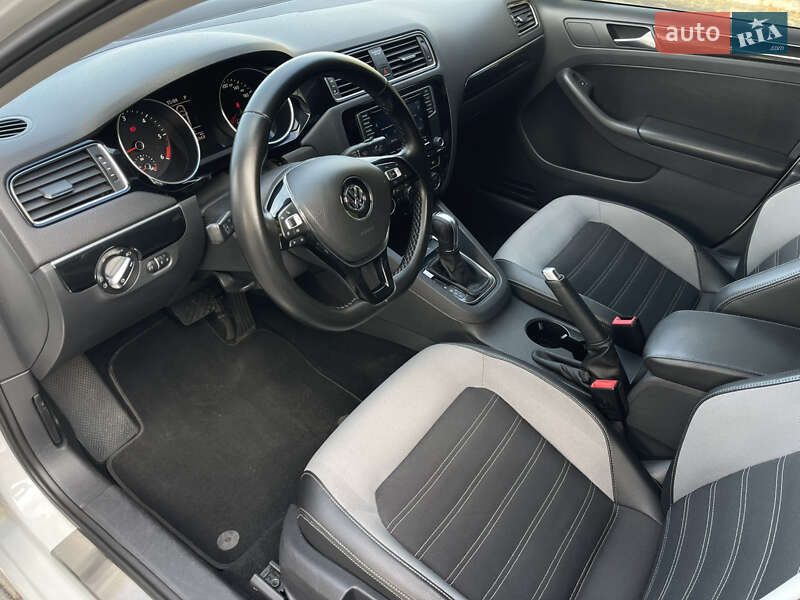 Седан Volkswagen Jetta 2016 в Днепре